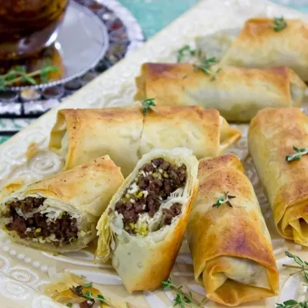 لفائف الجلاش بحشوة اللحم المفروم