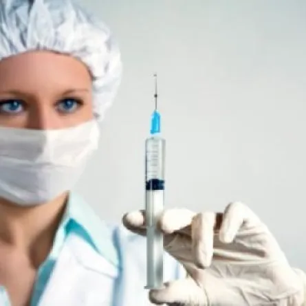 ضرب الممرضة بعدما أصرت على إدخال الإبرة في وريد ابنته!