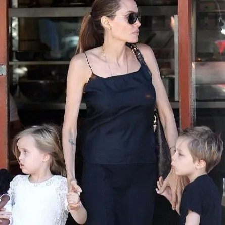 بالصور: Angelina Jolie تقضي وقتاً ممتعاً مع "التوأمين"