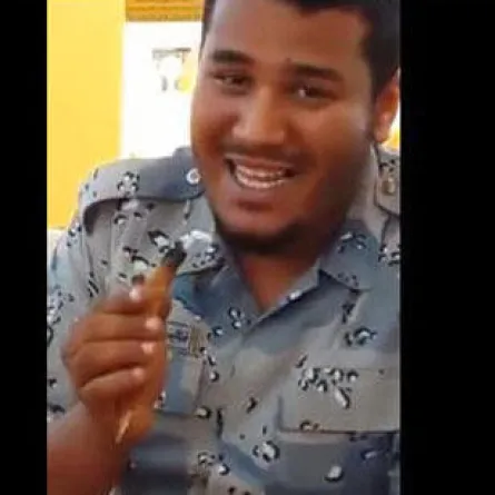 جندي سعودي يأكل الزجاج والجمر