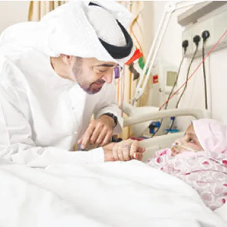 محمد بن زايد يزور الطفلة المريضة صافية الكثيري