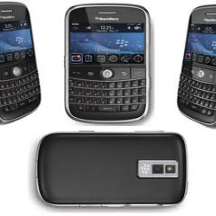 شاب ينتحل صفة موظف عام عبر "بلاك بيري"