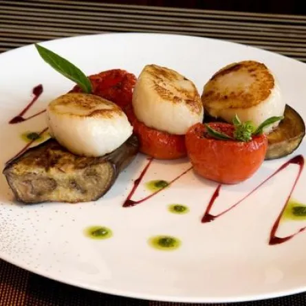 إسكالوب فيليه السمك مع صلصة الريحان