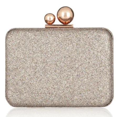 زيّني إطلالاتكِ المسائيّة بالحقائب الصغيرة