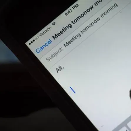 استخدام الهاتف الذكي ليلاً يؤثر في القدرة الإنتاجيَّة