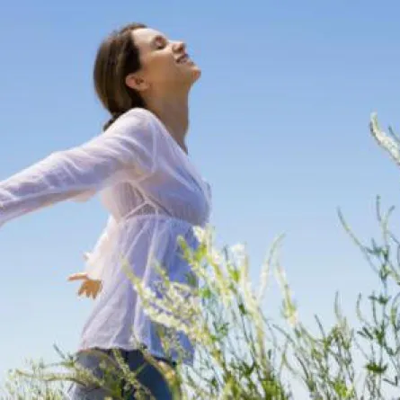 العلماء يحددون وقت السعادة خلال اليوم