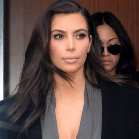 كيم كردشيان تقوم بعملية تجميليّة لصدرها أمام الكاميرا