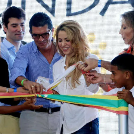 بالصور: شاكيرا تفتتح مع ابنها مدرسة للفقراء