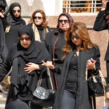 ميرفت أمين تتخفّى عن الأنظار في جنازة والدتها