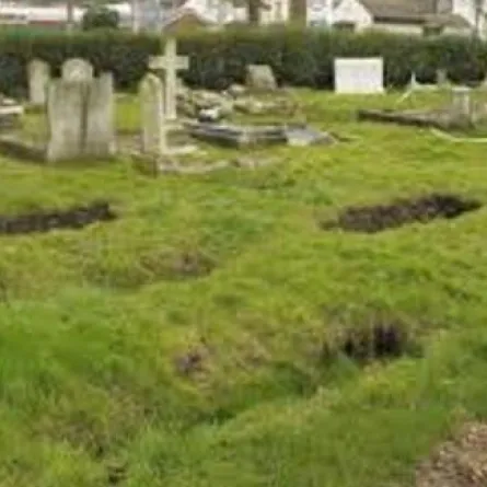 الأرض تبتلع عشرات المقابر في بريطانيا