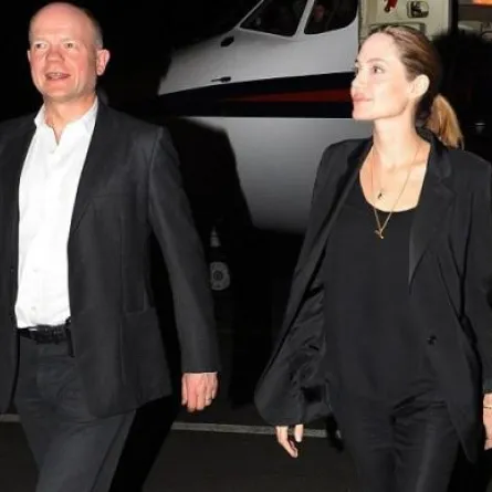 أنجلينا جولي تخلع خاتم خطوبتها!