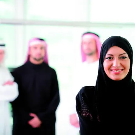 "إناث" يقتنصن العمل و"ذكور" يشككون!