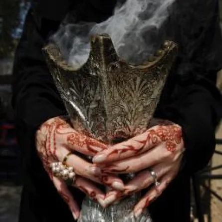 دراسة: البخور أخطر من السجائر وعوادم السيارات