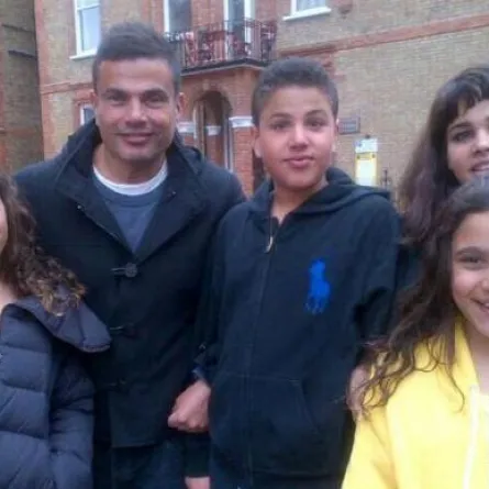 عمرو دياب يرد على شائعة طلاقه بصورة