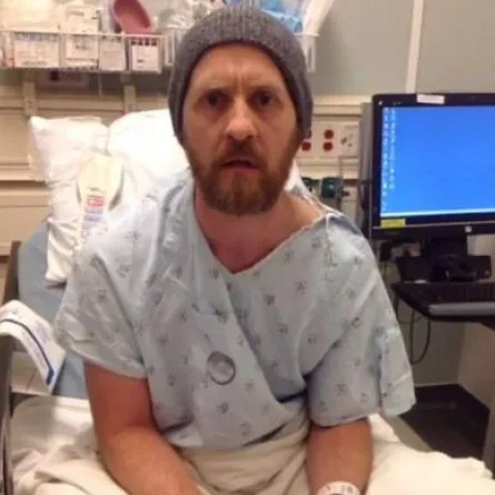 يعزف الجيتار أثناء خضوعه لعملية جراحية بالمخ