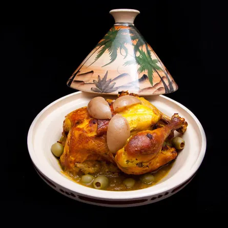 الدجاج بالزيتون والليمون المخلّل