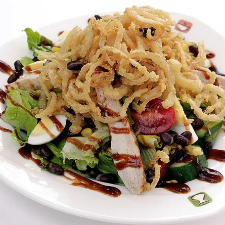 سلطة الدجاج بصلصة الباربكيو