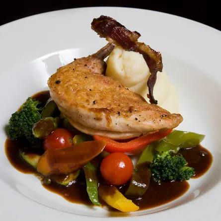 صدر الدجاج المشوي مع خضار الربيع