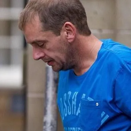 أسوأ أب...يسرق بلاط سقف زوجته وأبنائه