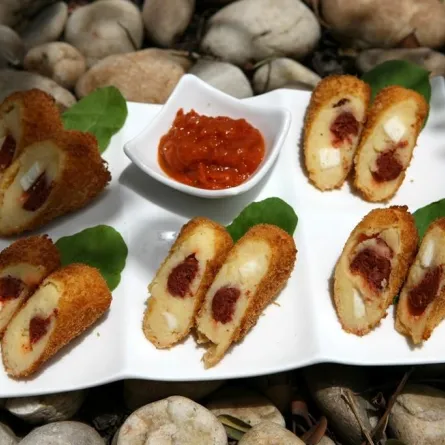 أصابع البطاطا المحشوّة بالسجق