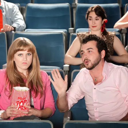 كيف تتخلصي من إزعاجات أخ صديقتك؟