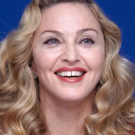 نجوم أقرب إلى عباقرة.. بنسبة IQ عالية جداً