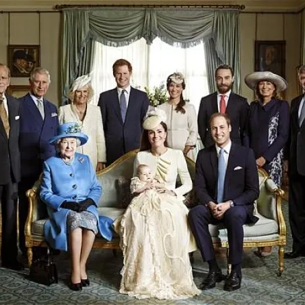 لأول مرة منذ 114 عاماً  العائلة الملكية البريطانية تجتمع بصورة 