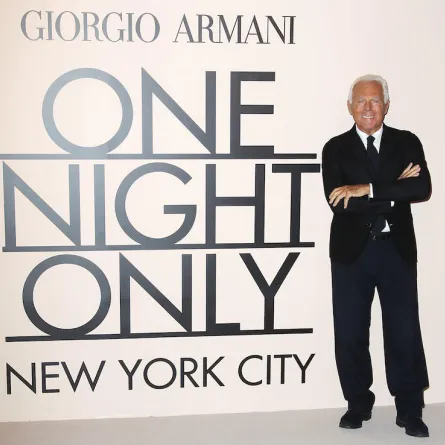 Armani  يعرض أزياء الكوتور بحضور معجباته