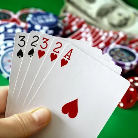 أب فلسطيني يراهن على ابنته في لعبة قمار