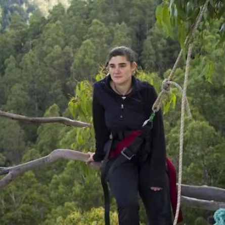 أستراليّة تمضي 376 يوماً فوق شجرة