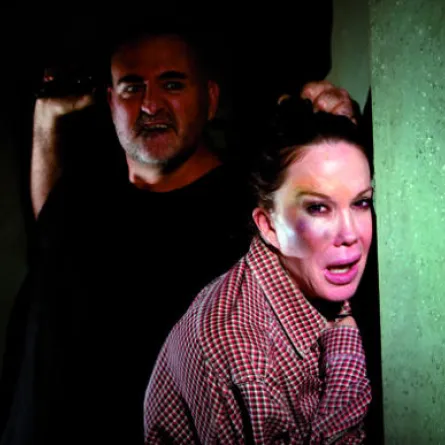 فرنسي يعتدي على بريطانية اعتنقت الإسلام!