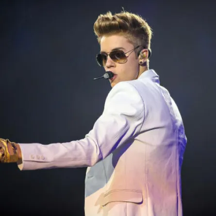 كندية تقاضي جاستن بيبر لإصابتها بسهم