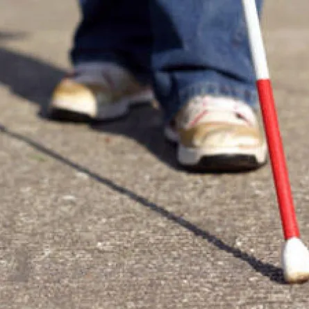 "أم عزام" خياطة عمياء!!