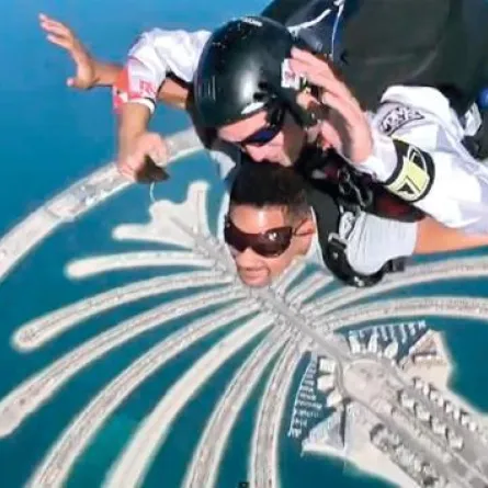 سميث ينشر فيديو تحليقه في سماء دبي