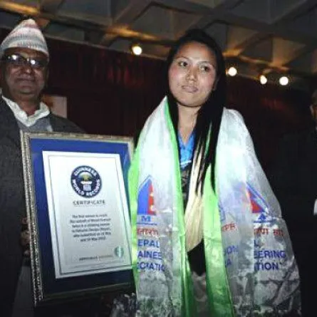 امرأة تتسلق "إيفرست" مرتين في أسبوع