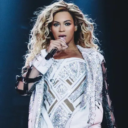 بيونسيه تتوقف عن الغناء من أجل معايدة إحدى معجباتها