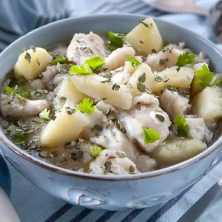 أعدّي حساء السمك والبطاطس لغداء مميز