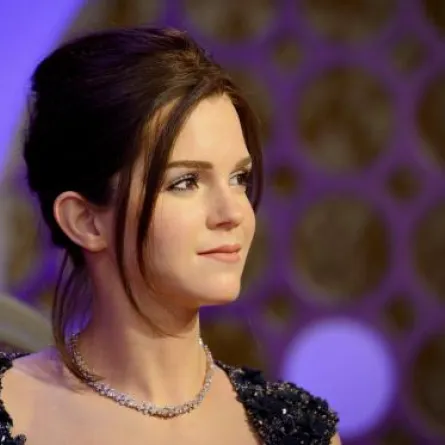 تمثال إيما واتسون من الشمع بفستان إيلي صعب