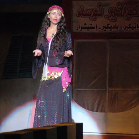 دوللي شاهين بالملابس الشعبية