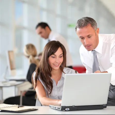 كيف تكونين الموظفة المفضلة عند رئيسك في العمل؟