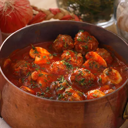 الكفتة بالصلصة الحارّة وعيش الغراب