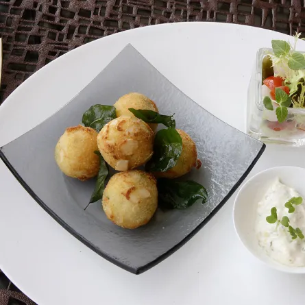 كرات الأرز المقلية والمحشوّة بالبازلاء الخضراء