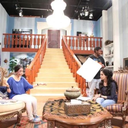 مصممة الأزياء والشاعرة السعودية نورة الأنصاري تتجه إلى الدراما