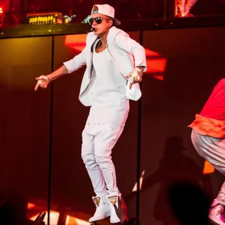 Justin Bieber يبصق على معجبيه