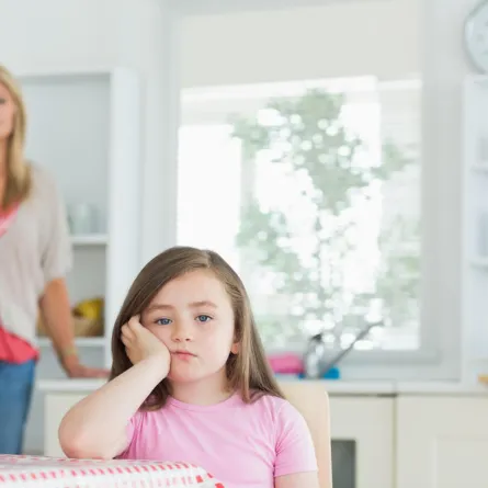 أربع بنات يغرن من أمهاتهن