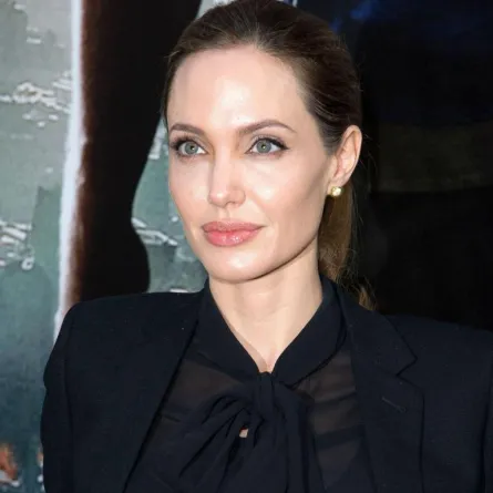 دم وسكاكين وأمراض نفسيّة: أمور لا نعرفها عن Angelina Jolie