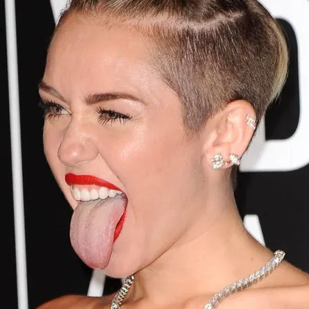 النجوم والجمهور ينتقدون عرض Miley Cyrus المثير في قناة MTV