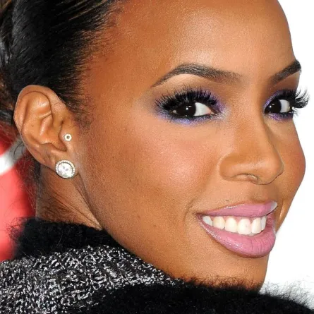 Kelly Rowland انتظرت عشرة أعوام لتكبير ثدييها