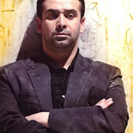 كريم عبد العزيز يؤدّي فريضة الحجّ برفقة زوجته