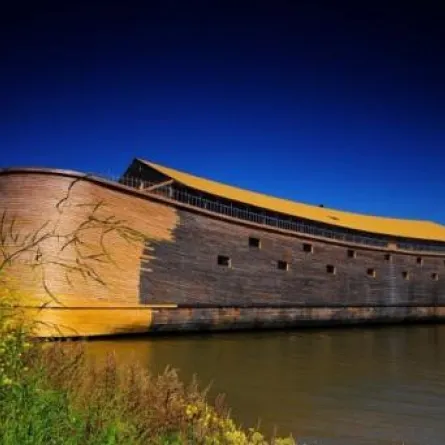 هولندي يبني سفينة نوح